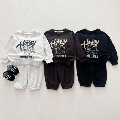 Conjunto de sudadera de manga larga con estampado de oso y logo de letras y pantalón largo para bebés y niños 【mh0014647】