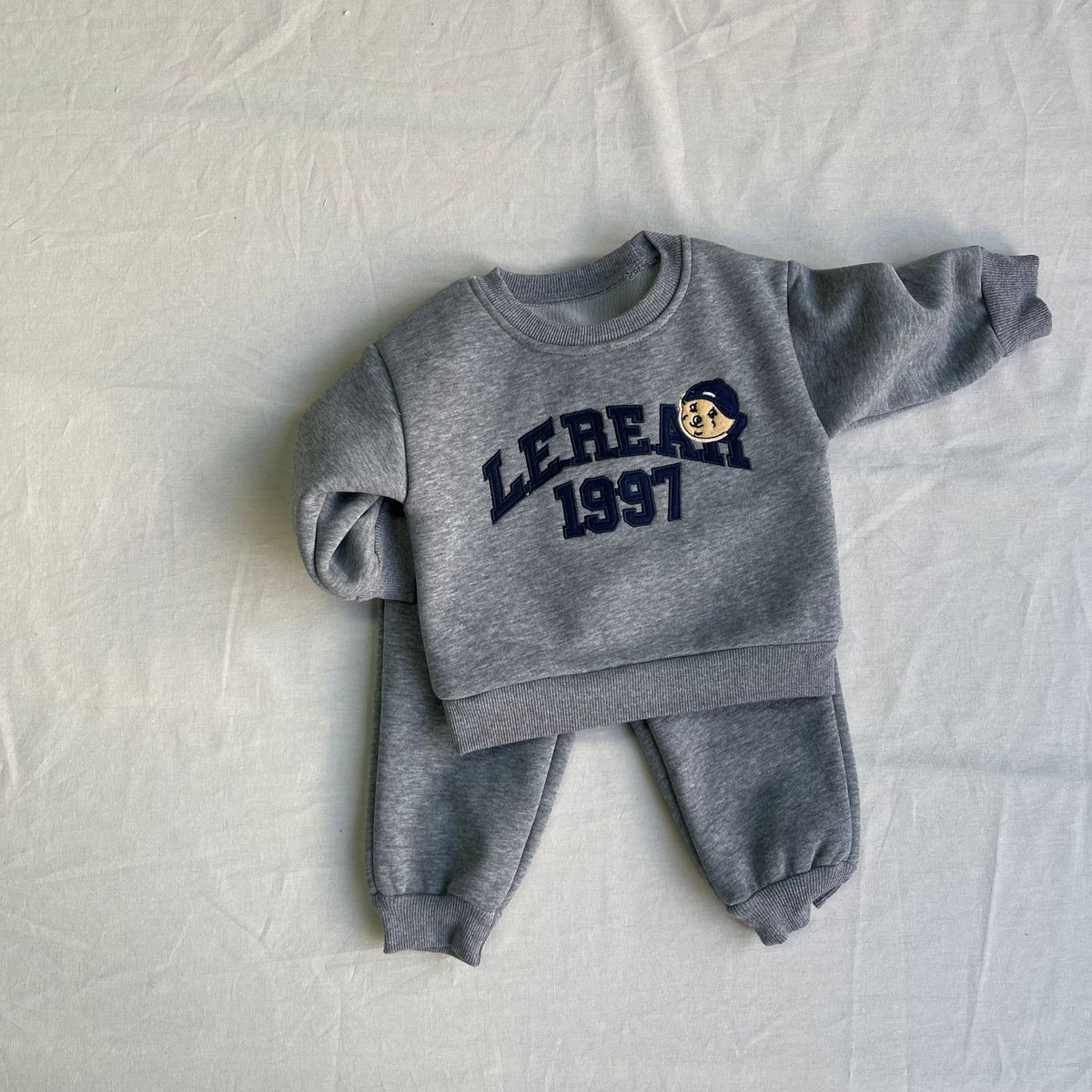 Conjunto de sudadera de manga larga con estampado de logotipo universitario y pantalón largo con forro polar para bebés y niños [mh0014641]