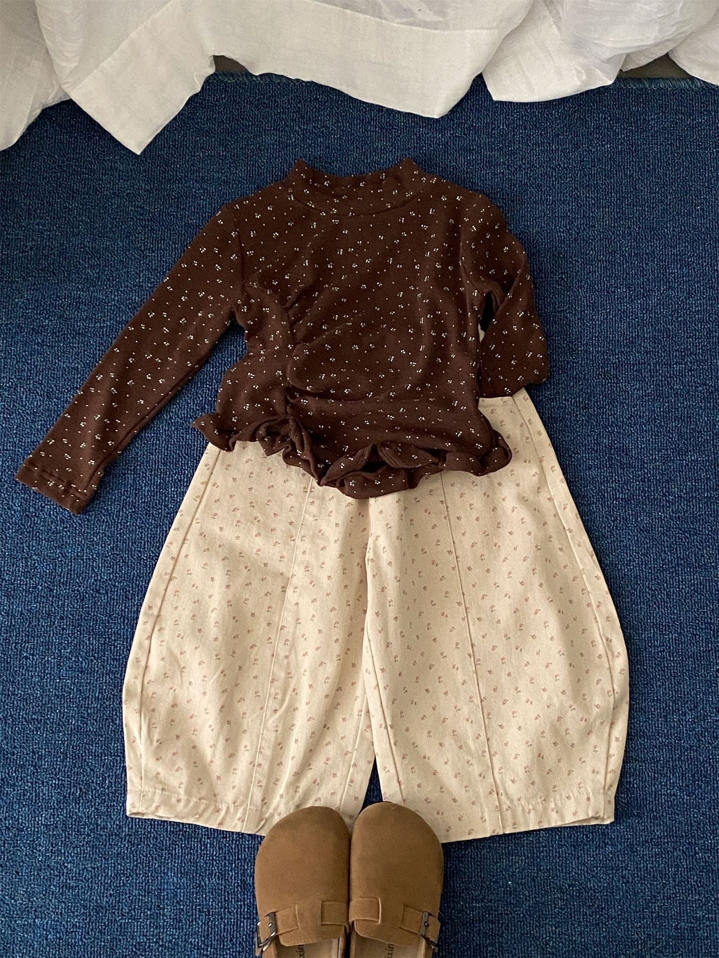 Camiseta de manga larga con cuello rizado y estampado floral para niños