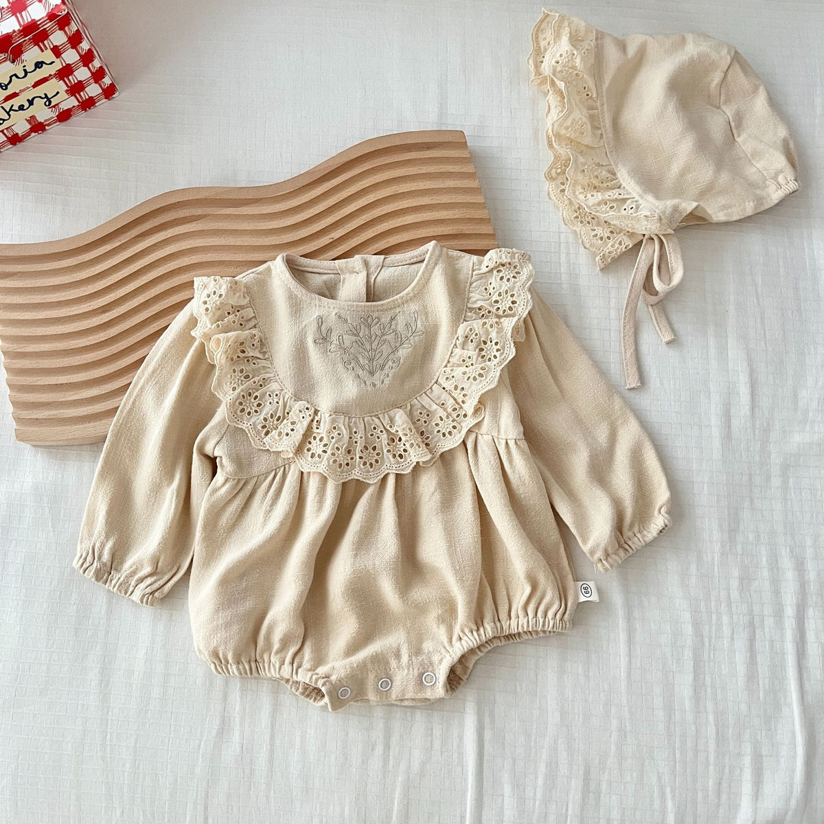 Conjunto de pelele de manga larga con gorro para bebé, con encaje, volantes y bordado 【mh0004020】
