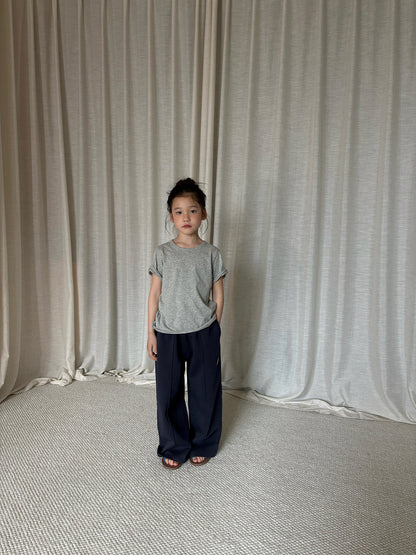 グレーのコットン半袖Tシャツ、丸首デザインの子ども用トップス