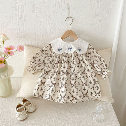 キッズの花柄刺繍入り長袖ワンピース、ビッグカラー付きふんわりシルエット（ブラウン）