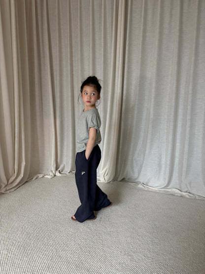 グレーのコットン半袖Tシャツ、脇ゆとりのある子ども用トップス