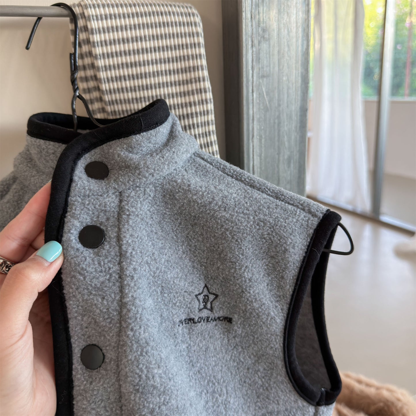 キッズ フリース スタンドカラー パイピング 刺繍 前ボタン ベスト【mh0014057】