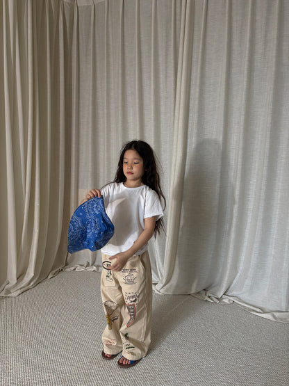 ホワイトのコットン半袖Tシャツ、シンプルな丸首デザイン