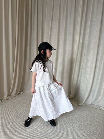 ホワイトのコットン半袖Tシャツ、丸首とゆったりシルエット