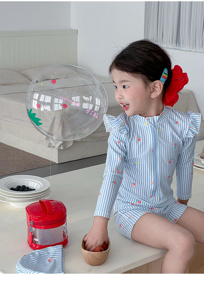 子ども用長袖スイムスーツ UPF50+、青ストライプ柄、前身頃の模様が見える