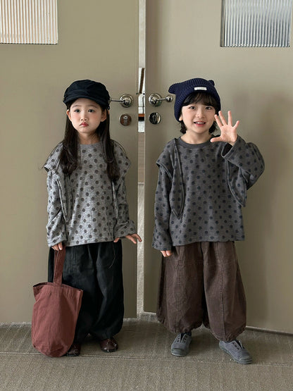 キッズ用ワイドクロップドパンツ、ブラック系とコーヒー系。落ち感のある生地