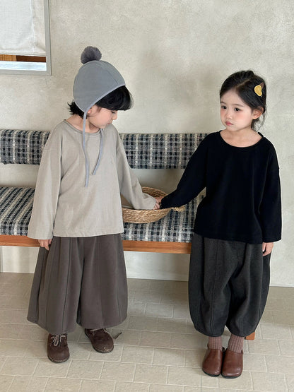 キッズ用ルーズ長袖Tシャツ 生成りと黒 左右の後ろ姿