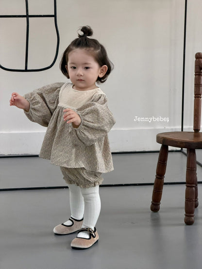 ベビー用ブラウス＆ショートパンツセット、丸首の細かな柄ブラウスと白いタイツ