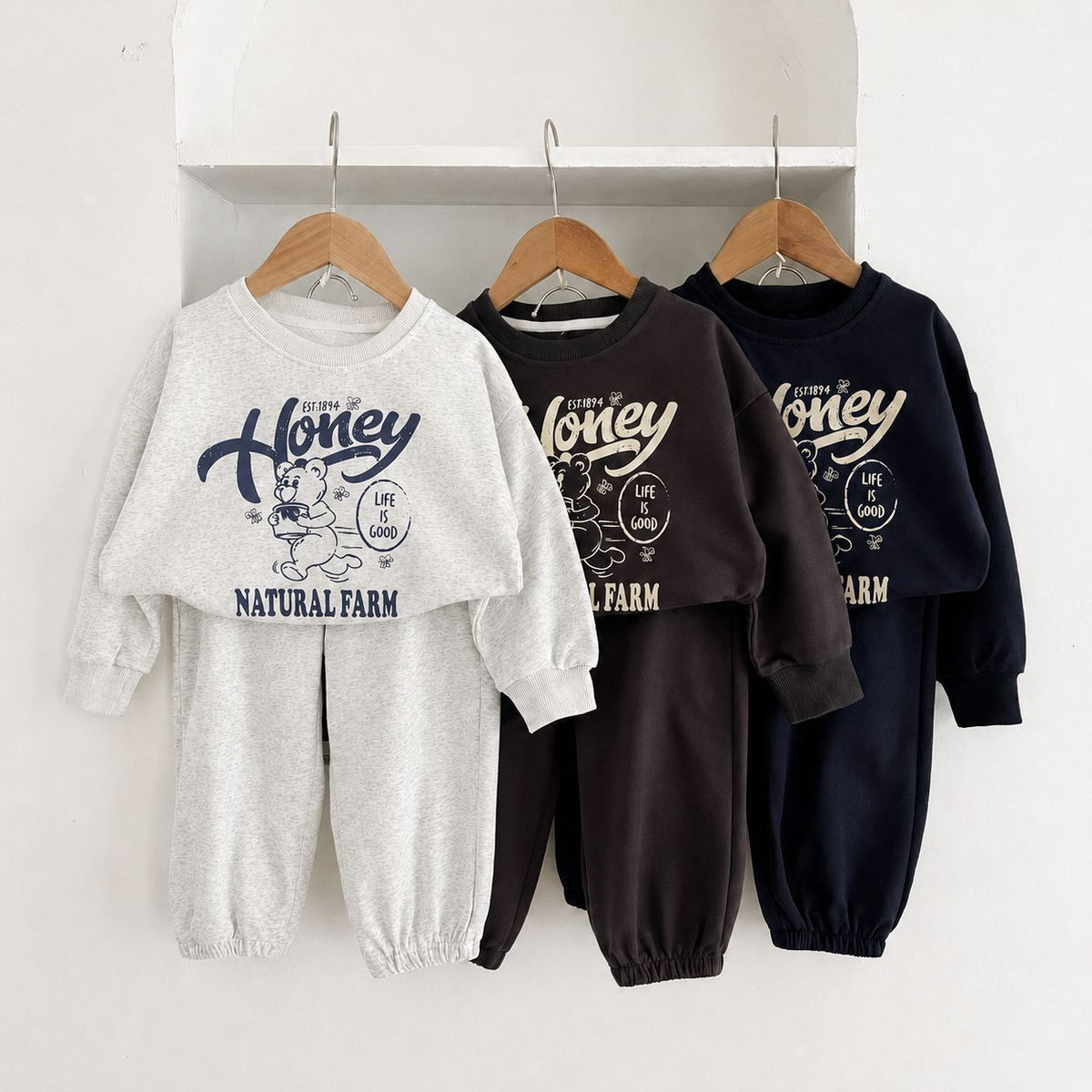 Conjunto de sudadera de manga larga con estampado de oso y logo de letras y pantalón largo para bebés y niños 【mh0014647】