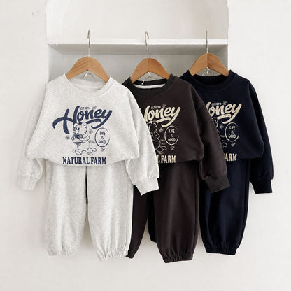 Conjunto de sudadera de manga larga con estampado de oso y logo de letras y pantalón largo para bebés y niños 【mh0014647】