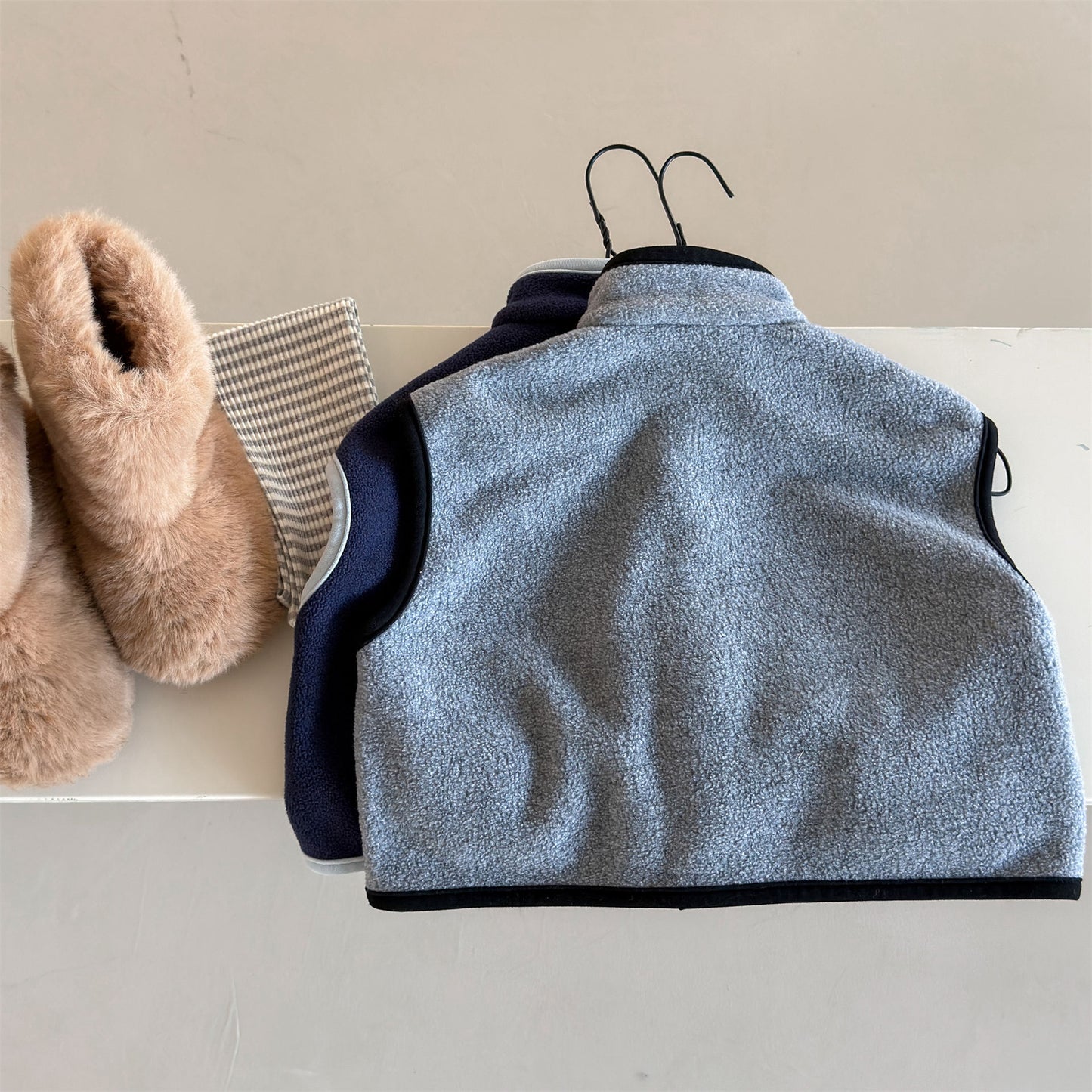 キッズ フリース スタンドカラー パイピング 刺繍 前ボタン ベスト【mh0014057】