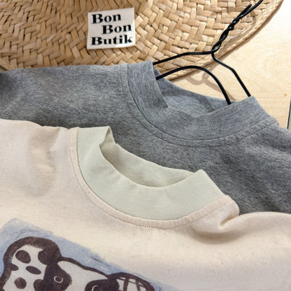 生成り＆ライトグレー半袖Tシャツ、丸首リブとプリント部分のアップ