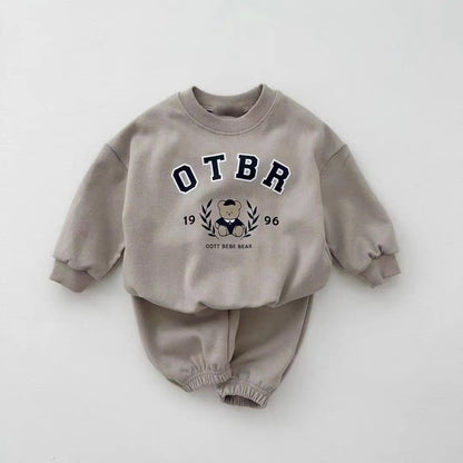 Conjunto de sudadera con logo estilo universitario y pantalón largo para bebé y niños 【mh0014631】