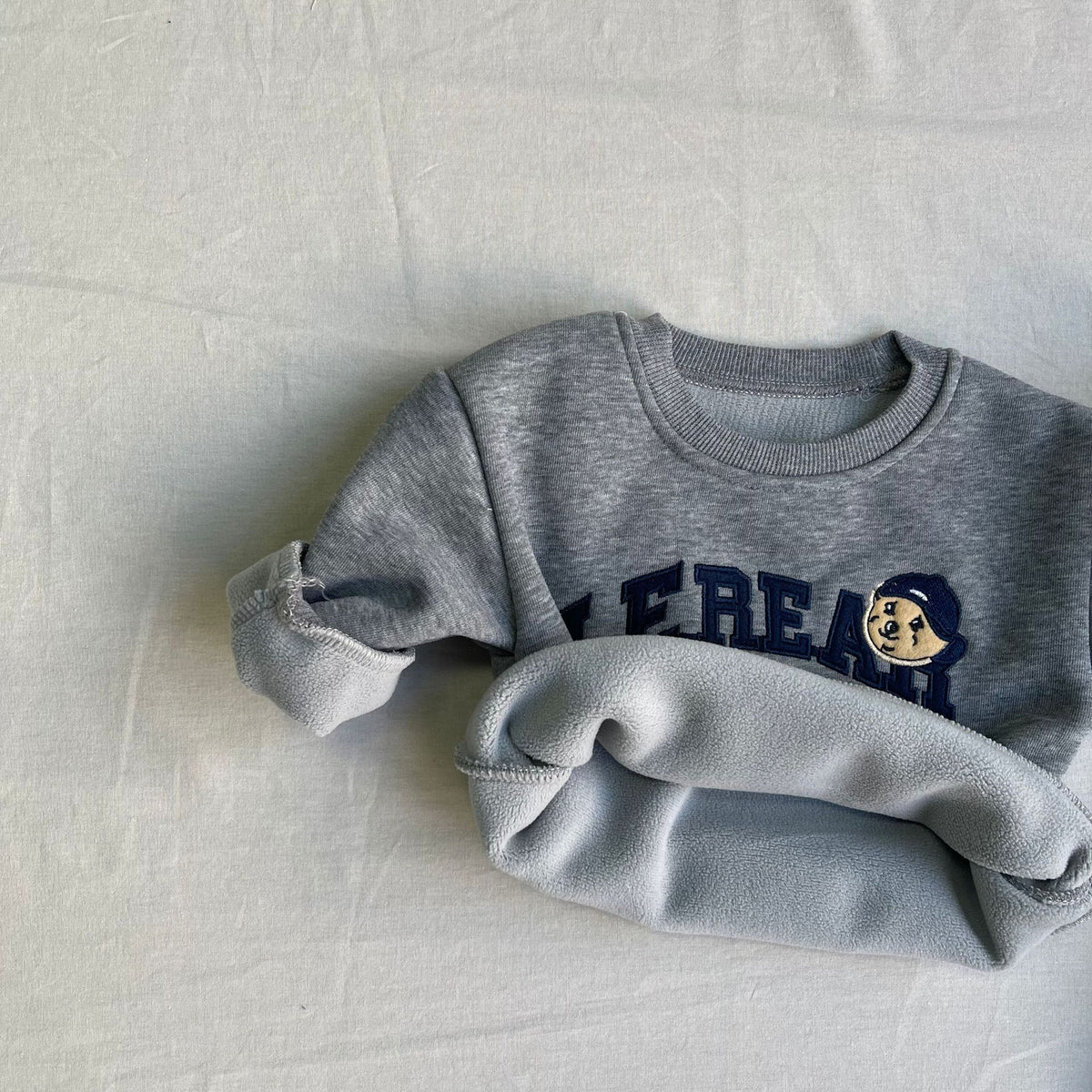 Conjunto de sudadera de manga larga con estampado de logotipo universitario y pantalón largo con forro polar para bebés y niños [mh0014641]