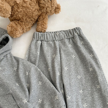 子ども用グレー総柄ワイドパンツ、全面リボン柄とゆったりシルエット
