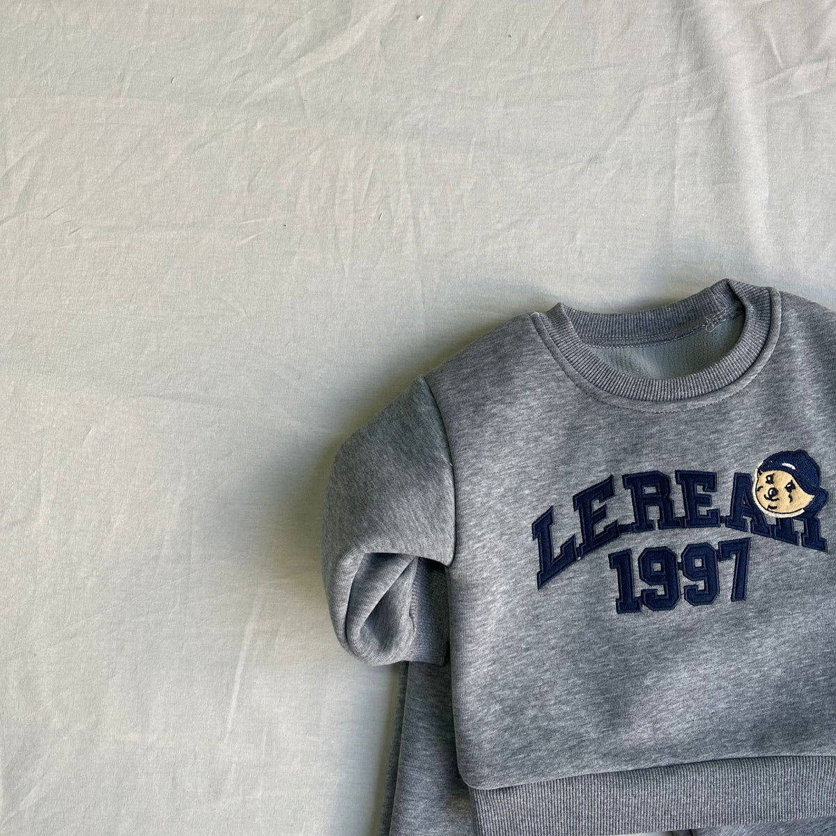 Conjunto de sudadera de manga larga con estampado de logotipo universitario y pantalón largo con forro polar para bebés y niños [mh0014641]