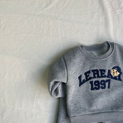 Conjunto de sudadera de manga larga con estampado de logotipo universitario y pantalón largo con forro polar para bebés y niños [mh0014641]