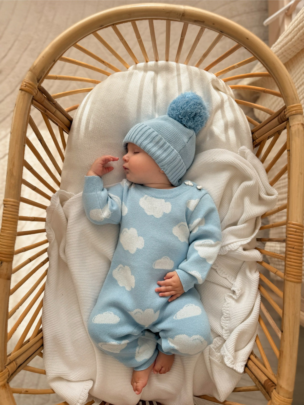 Pelele de punto de manga larga para bebé con estampado de nubes y gorro de punto con pompones [mh0014702]