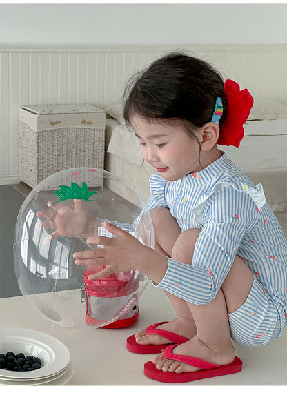 子ども用長袖スイムスーツ UPF50+、青ストライプ柄、胸元付近の前開き