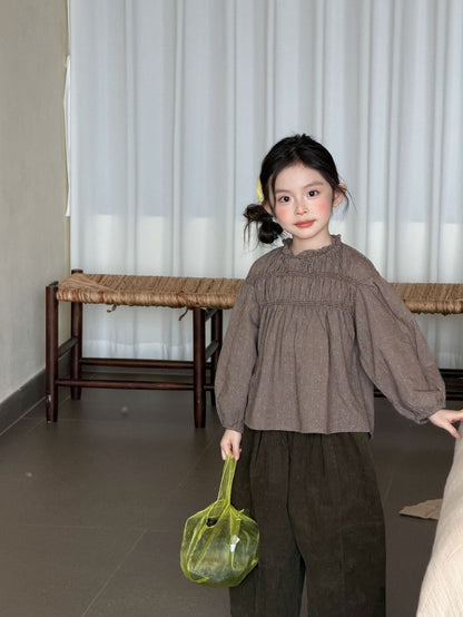 子ども用チェック柄シャーリング長袖ブラウスとダークなワイドパンツ