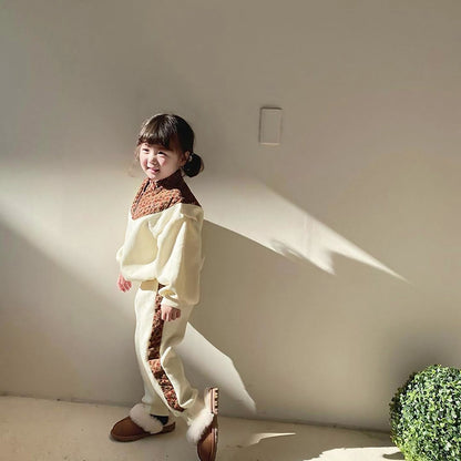 花柄切替の裏起毛トレーナー＆スウェットパンツセット（アイボリー、横姿）