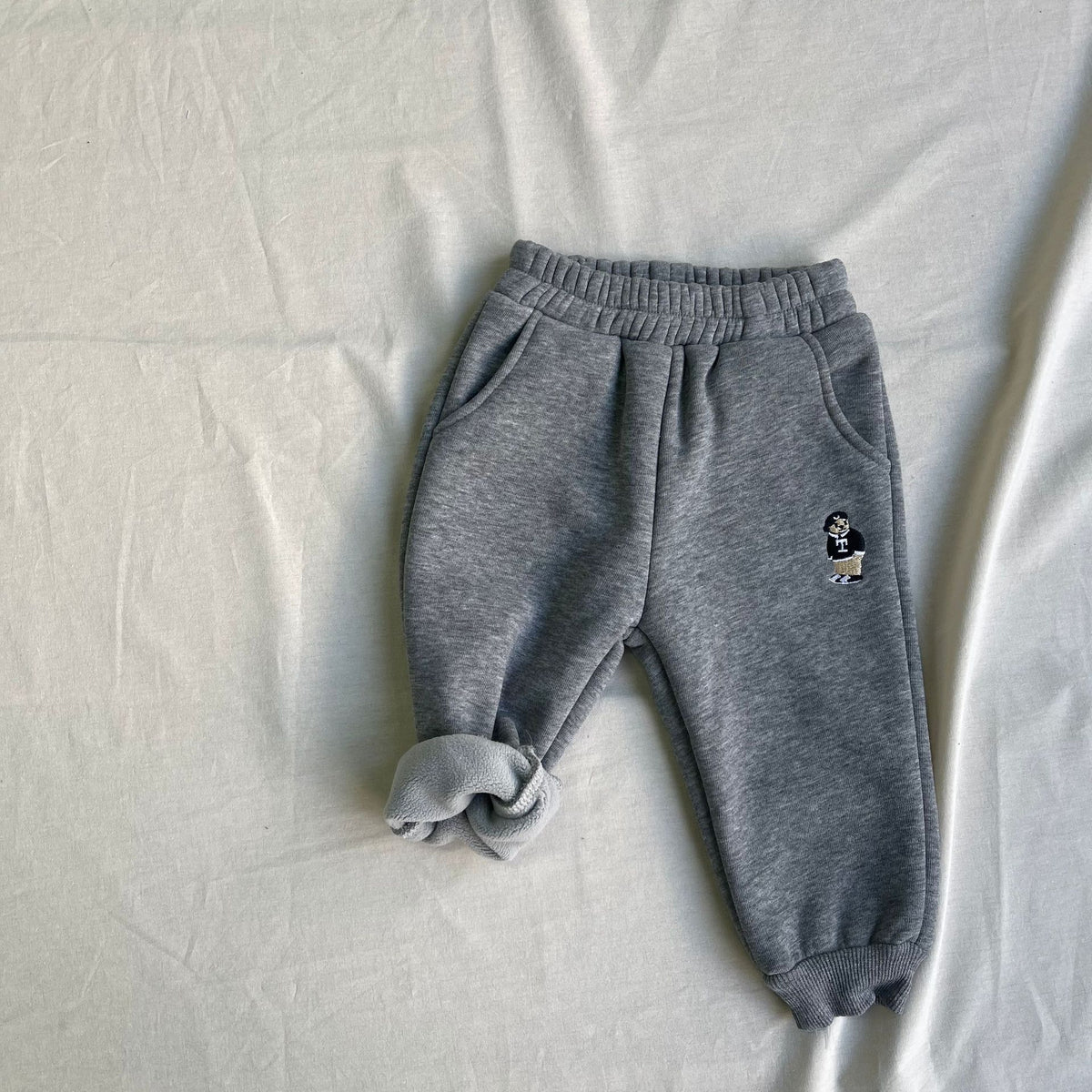 Conjunto de sudadera de manga larga con estampado de logotipo universitario y pantalón largo con forro polar para bebés y niños [mh0014641]