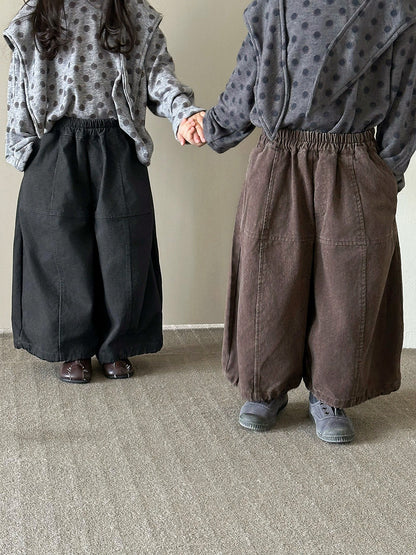 キッズ用ワイドパンツ、黒系とブラウン系、伸縮ウエストとフロントポケット、ゆったり