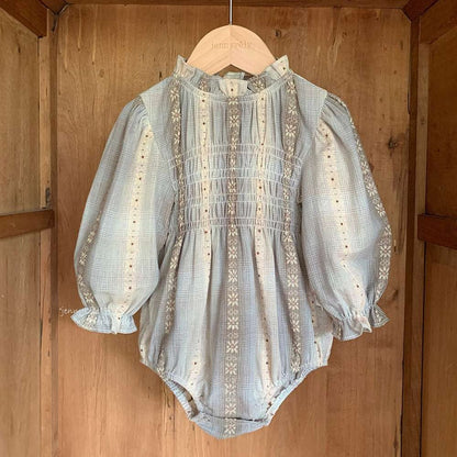 長袖ロンパース Bodysuit / 66cm 長袖ロンパース スモック刺繍柄 シャーリングネック ギャザー切替 ボディスーツ【mh0011536】