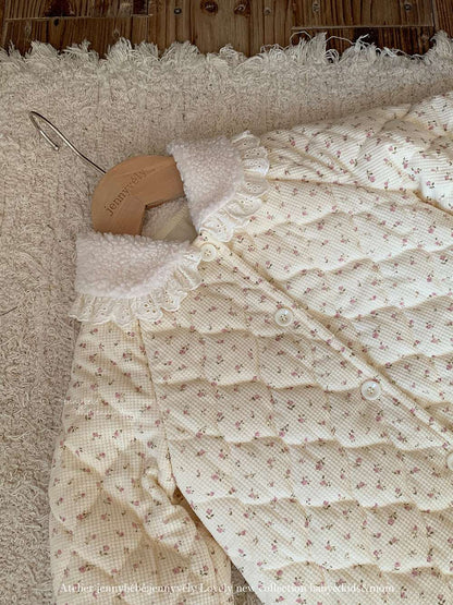 アウタージャンプスーツ 長袖ロンパース キルティング 小花柄 フリル襟 カバーオール 暖かい 防寒着【mh0011529】