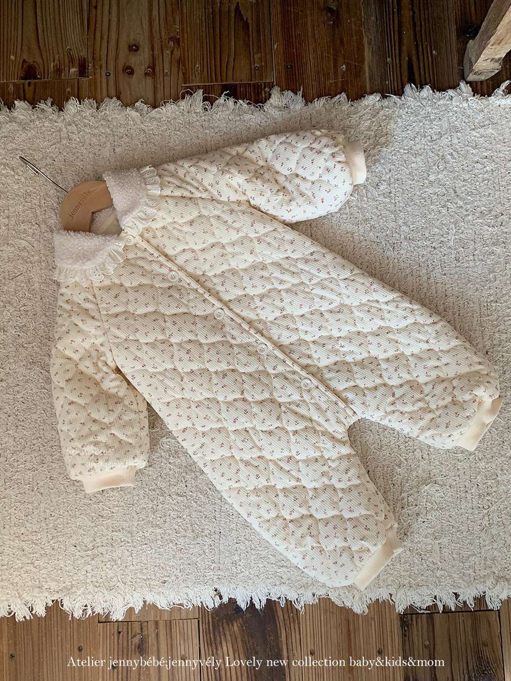 アウタージャンプスーツ 長袖ロンパース キルティング 小花柄 フリル襟 カバーオール 暖かい 防寒着【mh0011529】