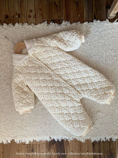 アウタージャンプスーツ 長袖ロンパース キルティング 小花柄 フリル襟 カバーオール 暖かい 防寒着【mh0011529】