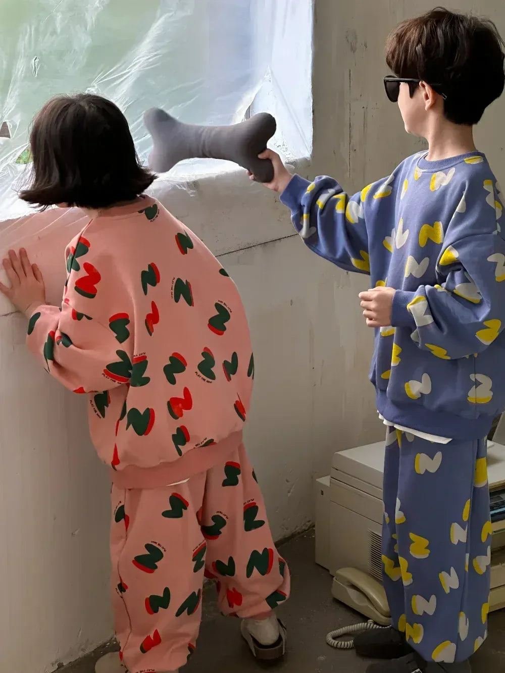 長袖セットアップ キッズセットアップ 2点セット ロゴプリント柄スウェットシャツ+スウェットパンツ 2カラー【mh0007137】