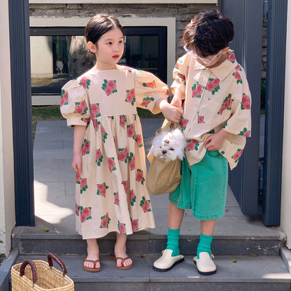 ペオニー柄の半袖パフスリーブセットアップ、花柄ワンピースと緑のショートパンツ