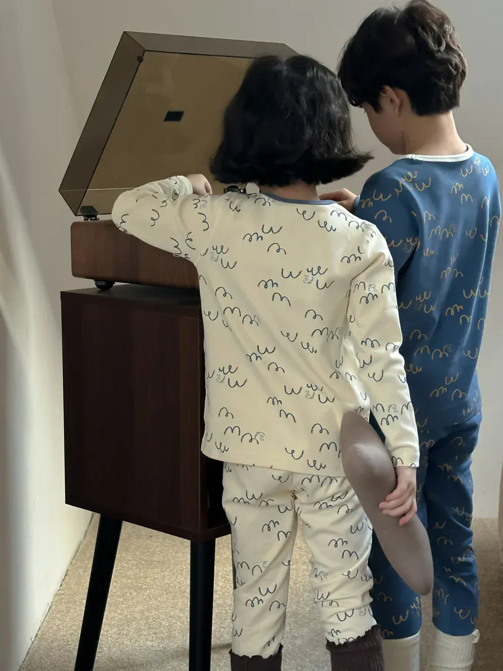 長袖パジャマ キッズパジャマセット プリント長袖Tシャツ+ロングパンツ 4カラー【mh0006862】