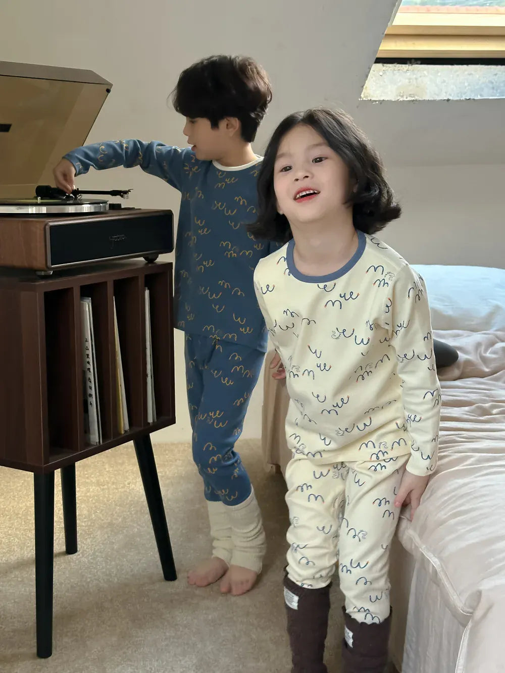長袖パジャマ キッズパジャマセット プリント長袖Tシャツ+ロングパンツ 4カラー【mh0006862】