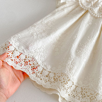 総刺繍ワンピース、裾レースの透かし模様とコットン生地のドレープ