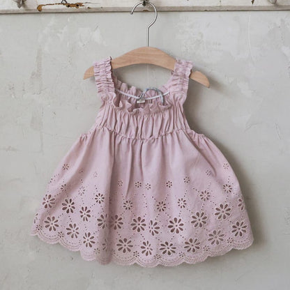 くすみピンクのキャミチュニック、フリル肩と花柄レース刺繍の広がる裾