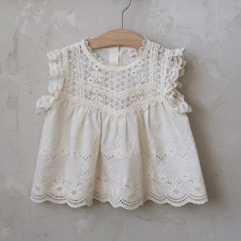 Lace Embroidered Sleeveless Tee 刺繍レース ノースリーブTシャツ【mh0012991】 Beige White / 90cm Strawberry Coral タンクトップ・キャミソール・ノースリーブトップス