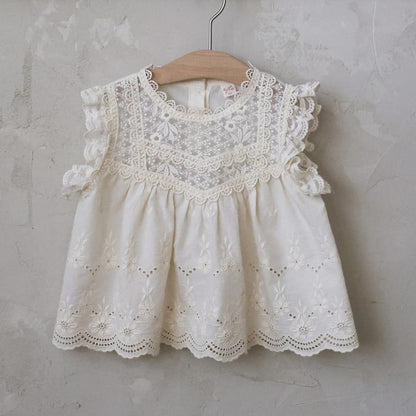 刺繍レースのノースリーブTシャツ（ホワイト系、ハンガー表示）