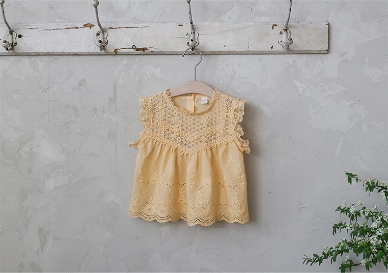 Lace Embroidered Sleeveless Tee 刺繍レース ノースリーブTシャツ【mh0012991】 Strawberry Coral タンクトップ・キャミソール・ノースリーブトップス