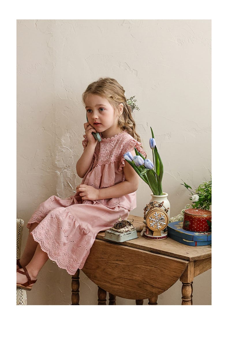 Lace Embroidered Sleeveless Tee 刺繍レース ノースリーブTシャツ【mh0012991】 Strawberry Coral タンクトップ・キャミソール・ノースリーブトップス