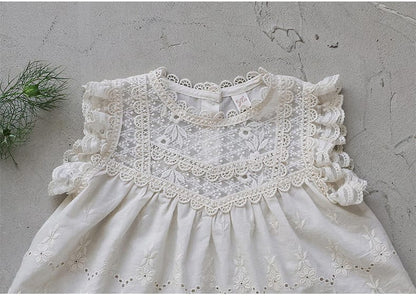 白のノースリーブ刺繍レースTシャツ、重なるフリルとレース模様のアップ。