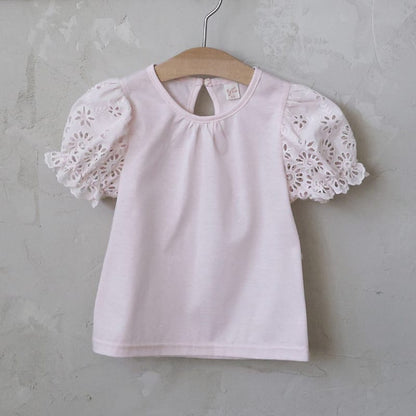 レースパフスリーブTシャツ（ハンガー）薄ピンク、袖のアイレット刺繍