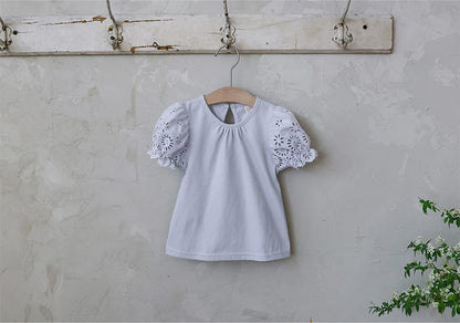 ハンガー掛けの白系刺繍レースパフスリーブTシャツ、丸首とフリル袖