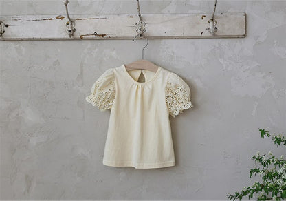 オフホワイトの刺繍パフスリーブTシャツ、レース袖と前身ごろのシンプルな形