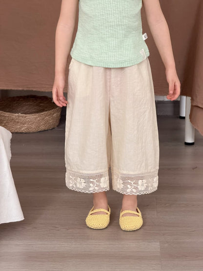 レース刺繍入りコットンのワイドパンツ、裾にレース装飾付き
