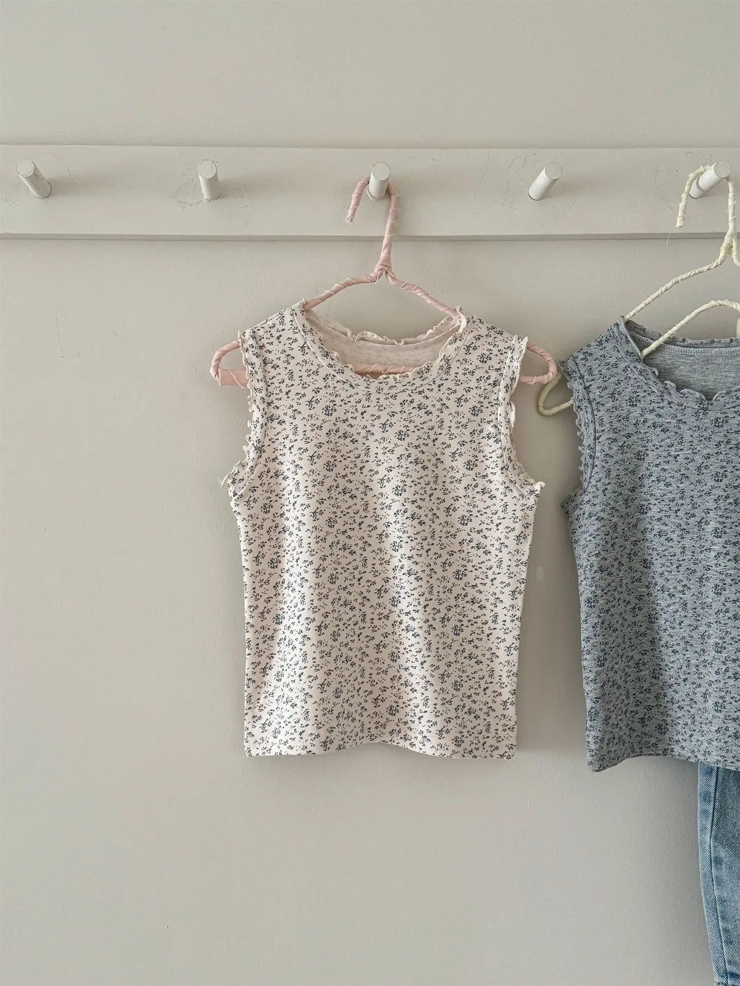 タンクトップ・キャミソール・ノースリーブトップス Beige / 2T (90) キッズトップス フラワープリントフリル縁取りノースリーブタンクトップ【mh0008943】