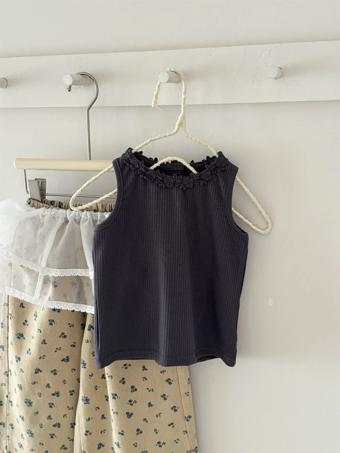 タンクトップ・キャミソール・ノースリーブトップス Gray / 2T (90) キッズトップス レースフラワーフリルノースリーブタンクトップ【mh0008935】